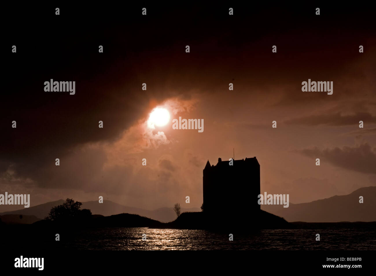 Castle Stalker a Appin paese siede sulla sua isola rocciosa piattaforma alla fine del Loch Linnhe, Highland scozzesi. Foto Stock