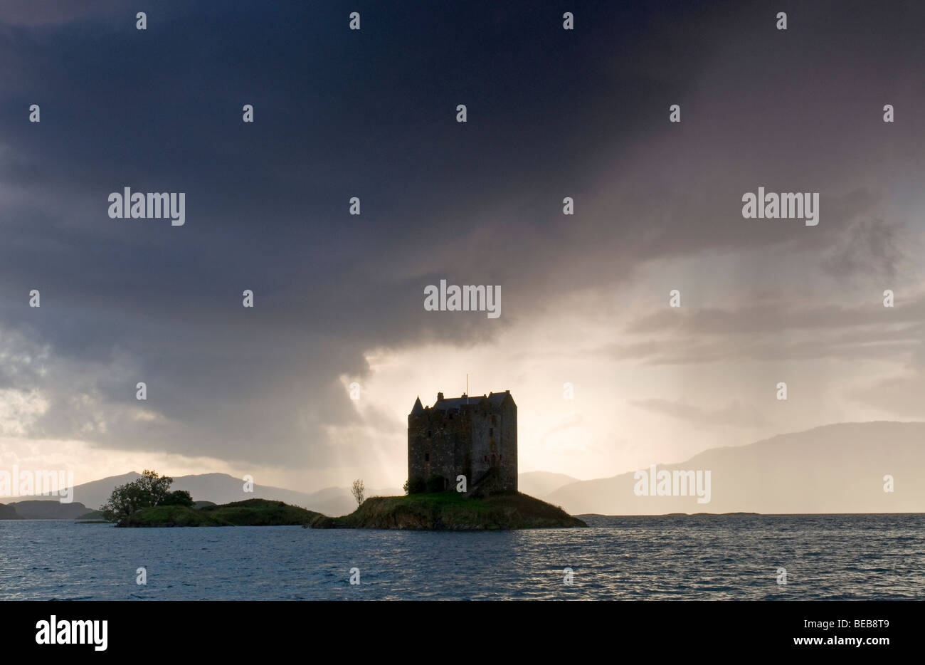 Castle Stalker a Appin paese siede sulla sua isola rocciosa piattaforma alla fine del Loch Linnhe, Highland scozzesi. Foto Stock