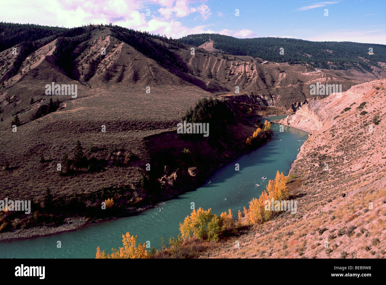 Chilcotin fiume che scorre attraverso il Canyon Farewell, Cariboo Chilcotin Regione, BC, British Columbia, Canada - Autunno Autunno / Paesaggio Foto Stock