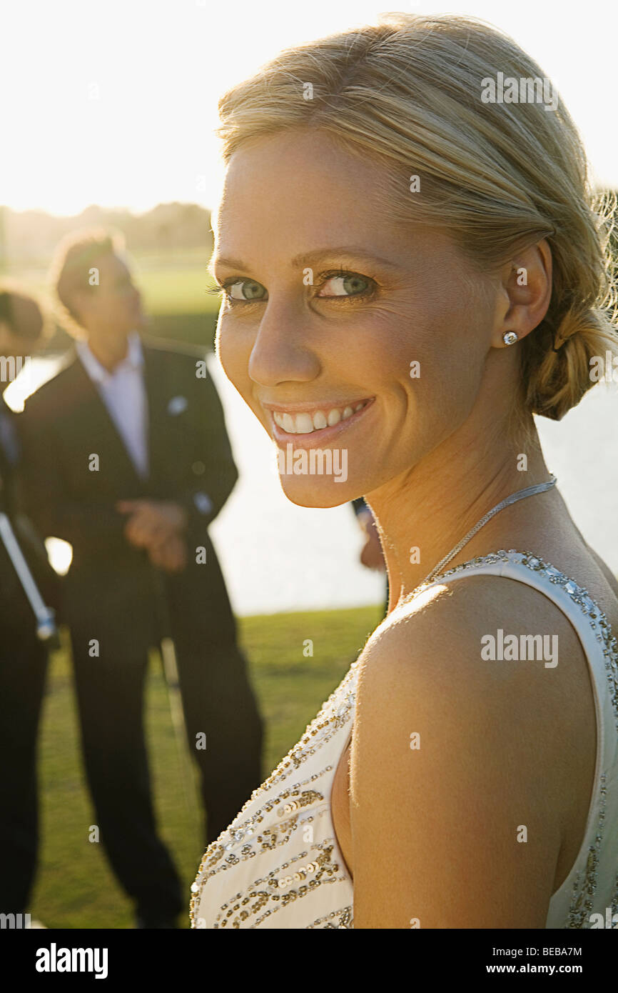 Ritratto di una sposa sorridente con due golfisti in background, Biltmore Golf, Coral Gables, Florida, Stati Uniti d'America Foto Stock