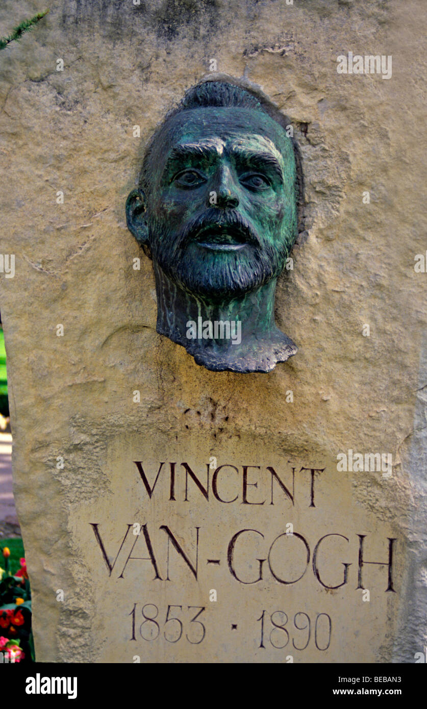 Il memorial sculpture con il volto di Vincent Van Gogh a Arles Provenza  Foto stock - Alamy