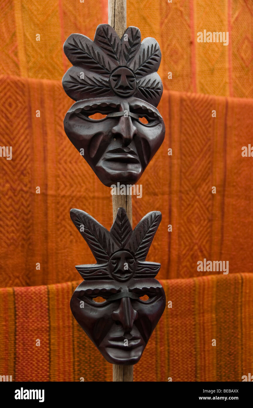 Tradizionali maschere cerimoniali per la vendita, sul mercato locale, Pisac, vicino a Cusco, Perù, Sud America Foto Stock