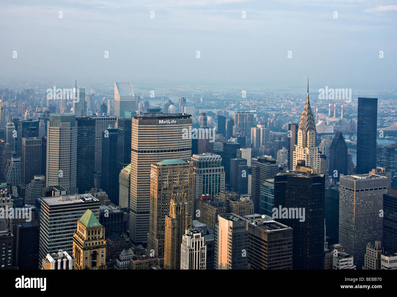 Una vista di 'Mid-town Manhattan' e il 'Chrysler Building' dal 'Empire State Building" in "New York City", "New York". Foto Stock