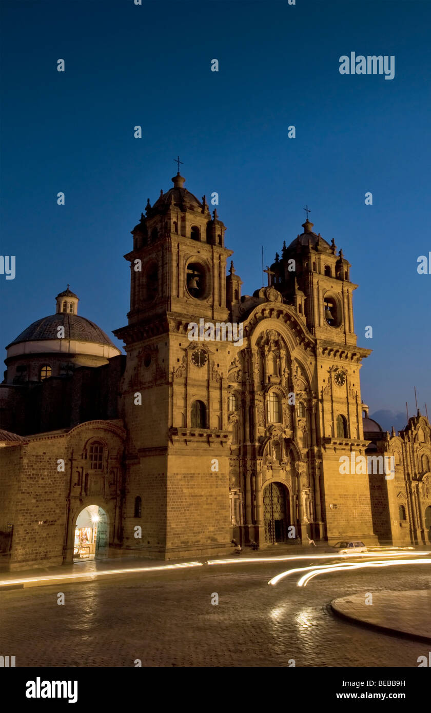 Auto sentieri di luce al di fuori La Compania de Jesus Chiesa, Cuzco, Perù, Sud America Foto Stock