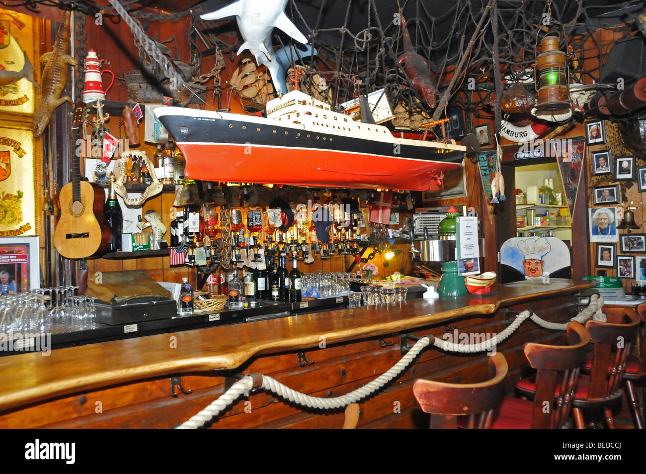 Bancone bar di un famoso pub in Hamburg's Harbor, il 'Haifischbar" (pub di squali) Foto Stock