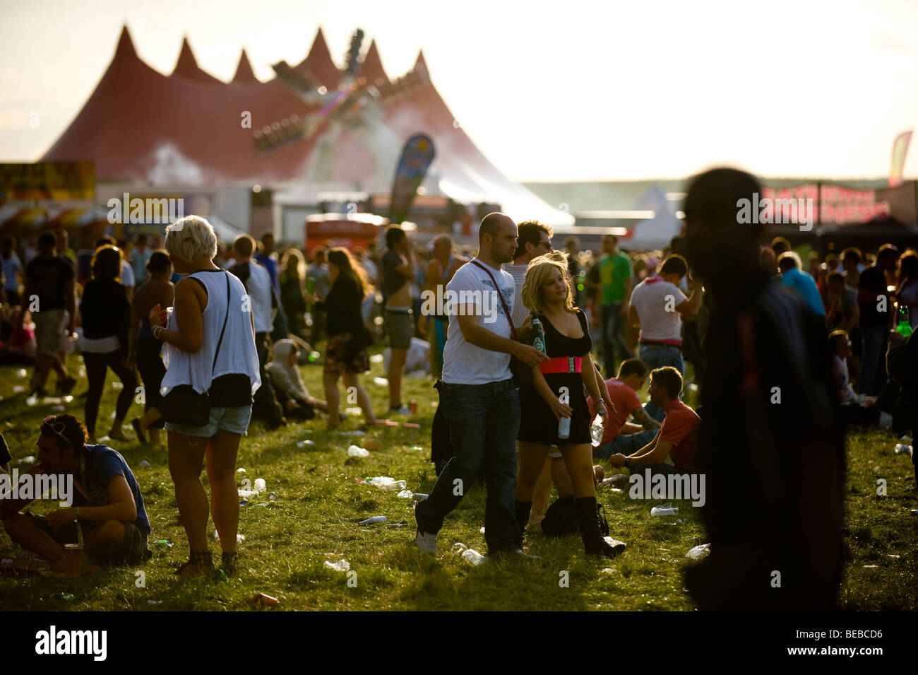La folla e tende a Global Gathering 2009 Foto Stock