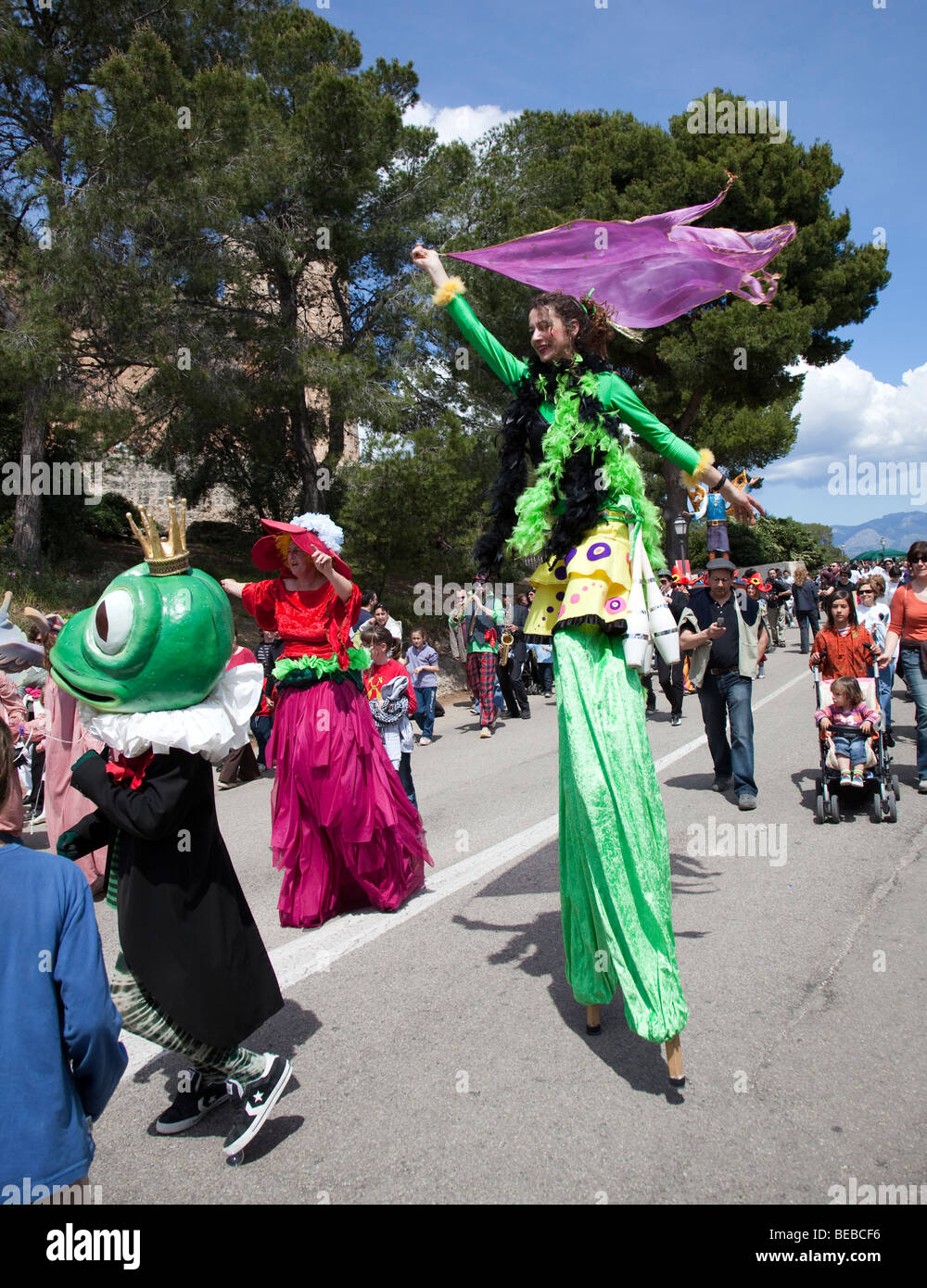 Festival con stiltwalker femmina e la gente in costume Fiesta dell Angelo Castello Bellver Palma Mallorca Spagna Spain Foto Stock