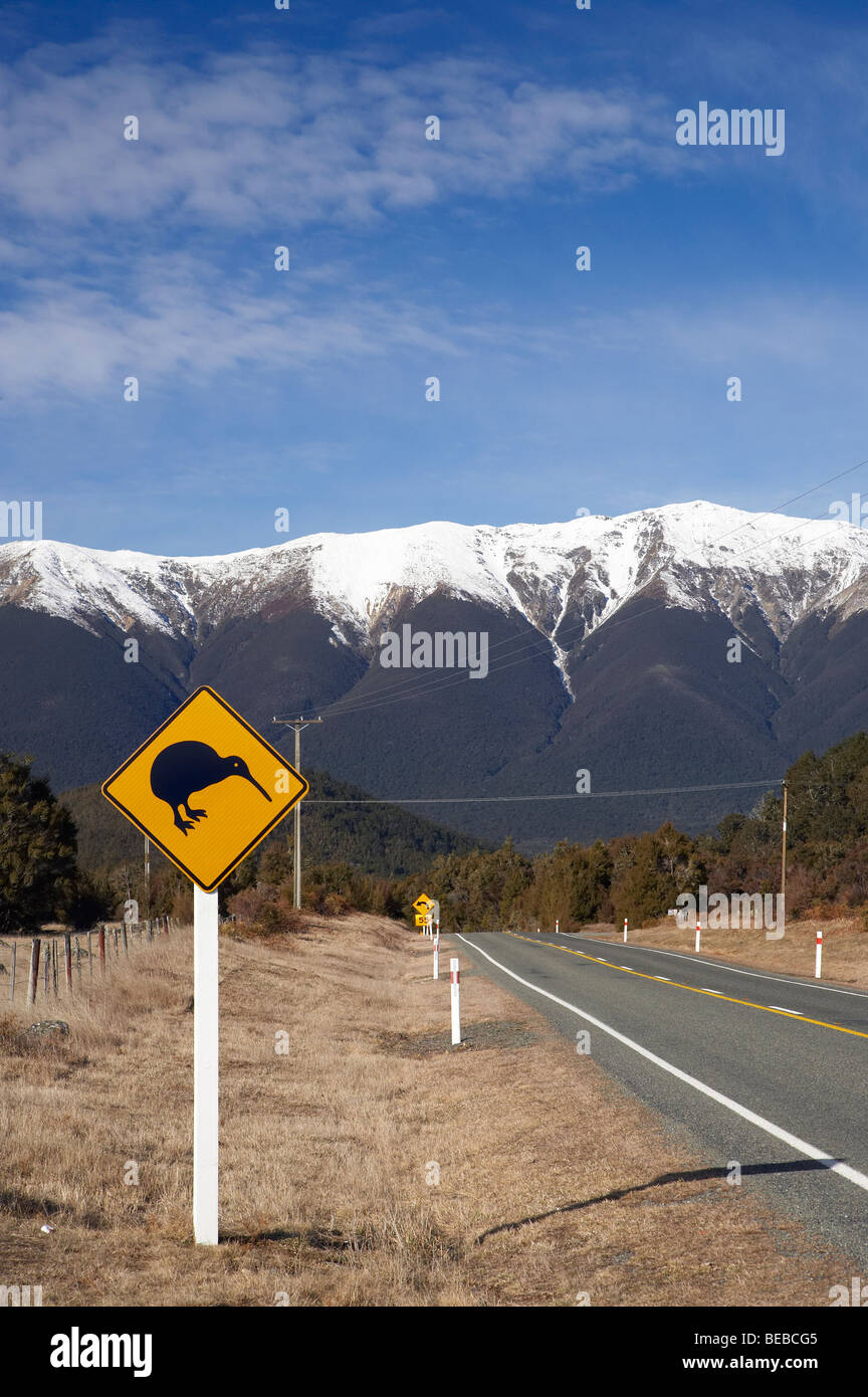 Kiwi segno di avvertimento, autostrada Statale 63 e St Arnaud gamma, Nelson Lakes National Parks, Tasman District, Isola del Sud, Nuova Zelanda Foto Stock