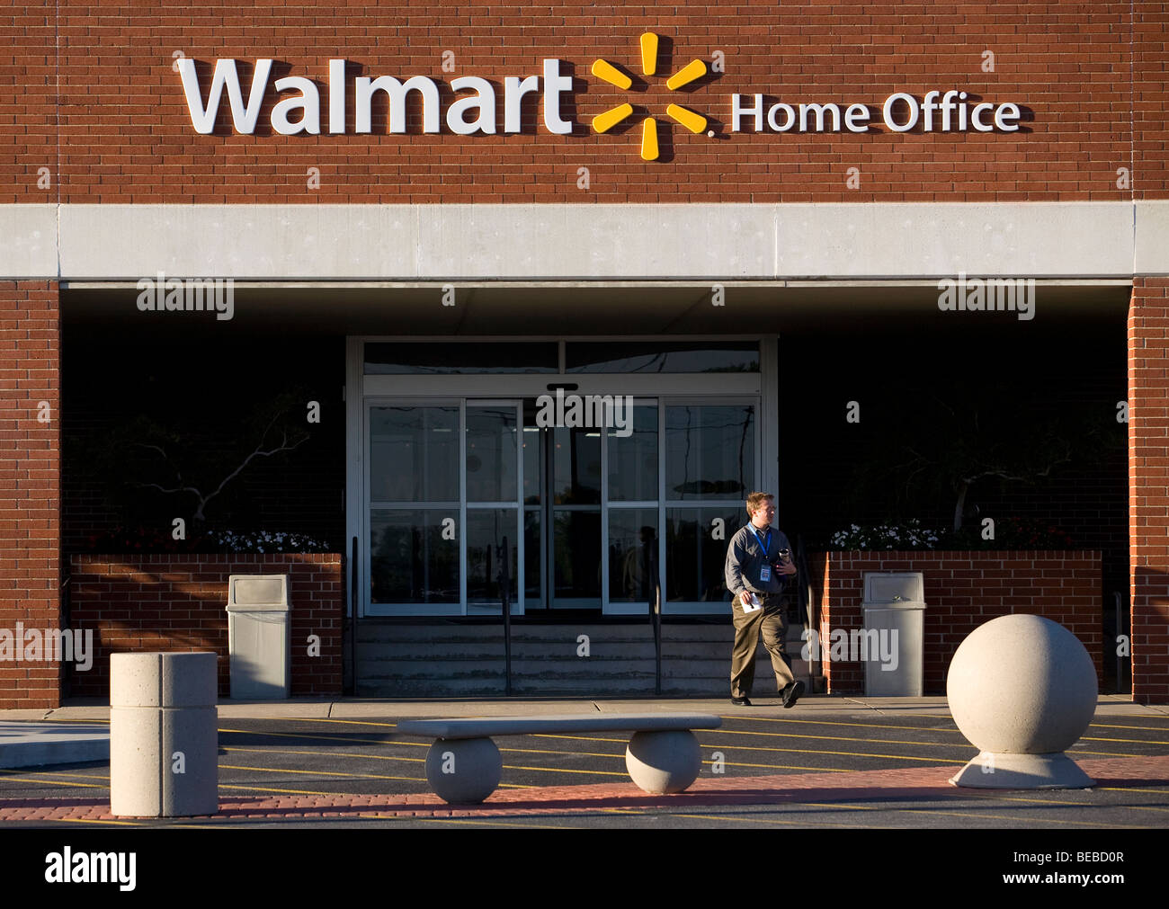 Un lavoratore esce dal ingresso al Walmart memorizza Inc.'s Home Office di Bentonville, Ark. (Sett. 2009) Foto Stock