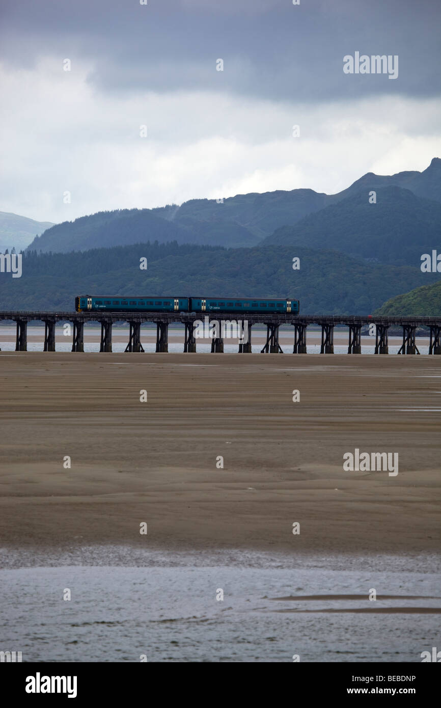 Arriva Trains Wales attraversando il fiume Afon Mawddach sul ponte ferroviario a Blaenau Ffestiniog Galles del Nord Foto Stock