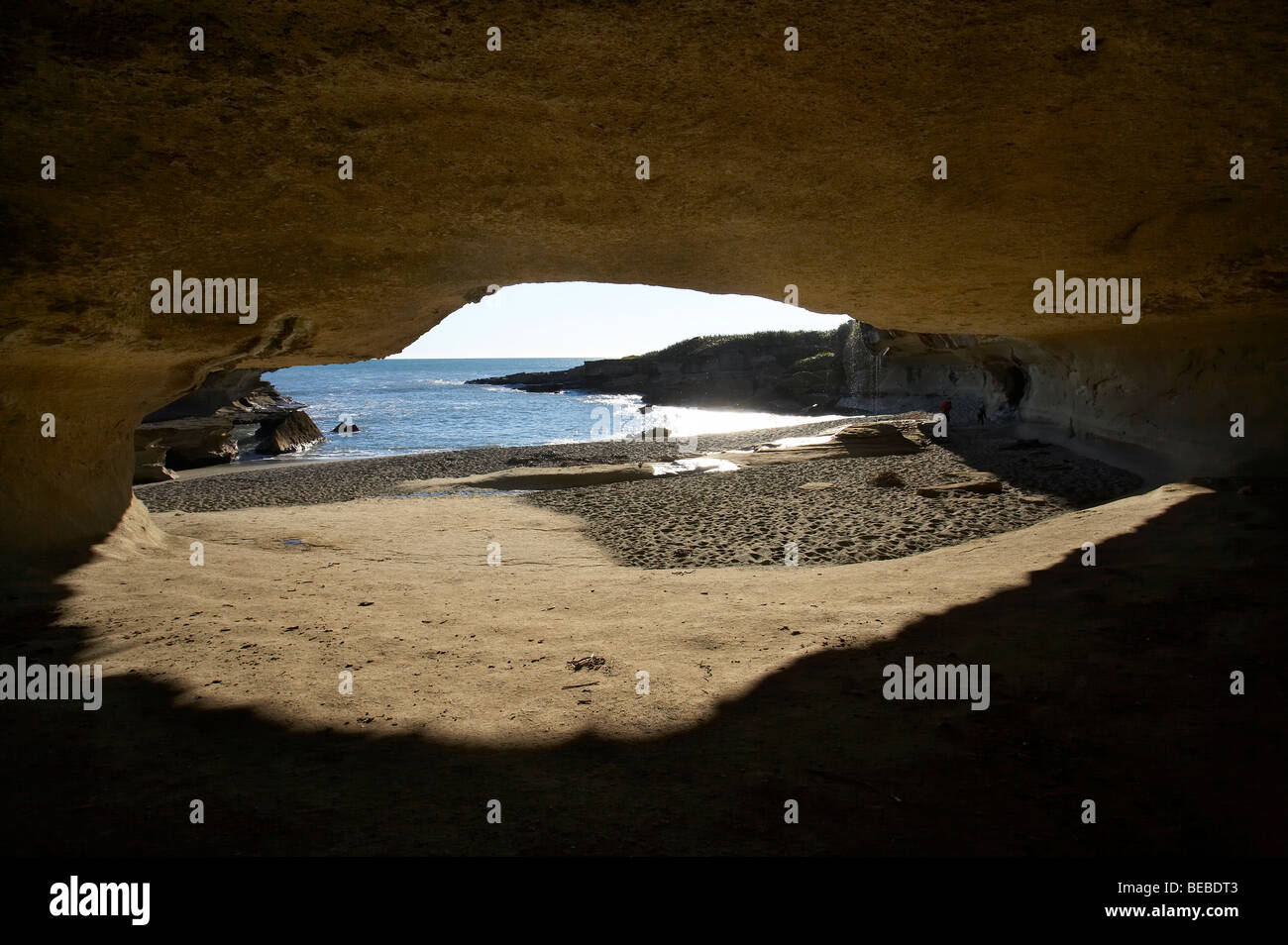 La sporgenza di roccia e la spiaggia, Truman Via, vicino a Punakaiki, Paparoa National Park, West Coast, Isola del Sud, Nuova Zelanda Foto Stock