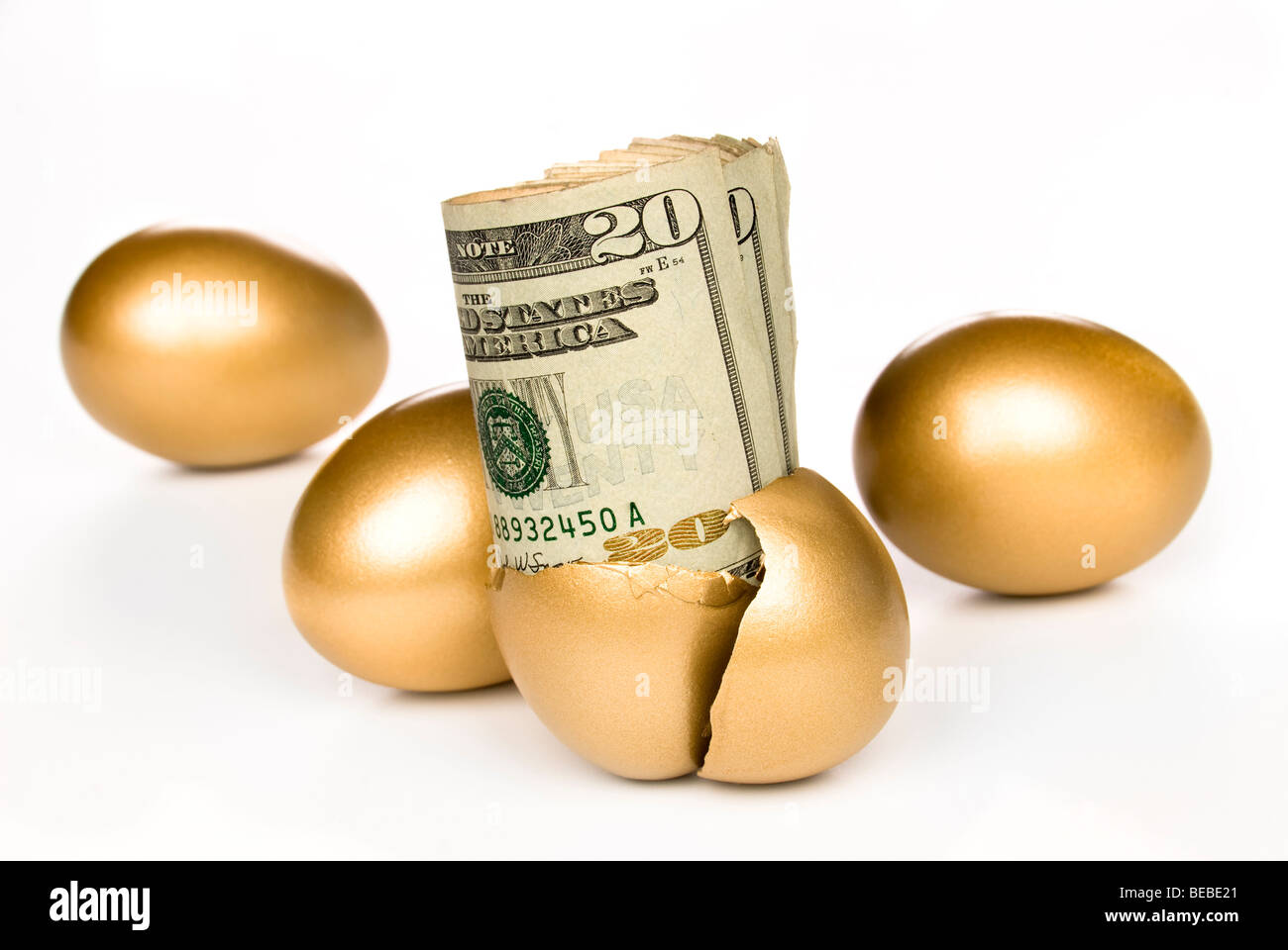 Un tratteggio golden egg rivela alcuni contanti per il pensionamento. Foto Stock