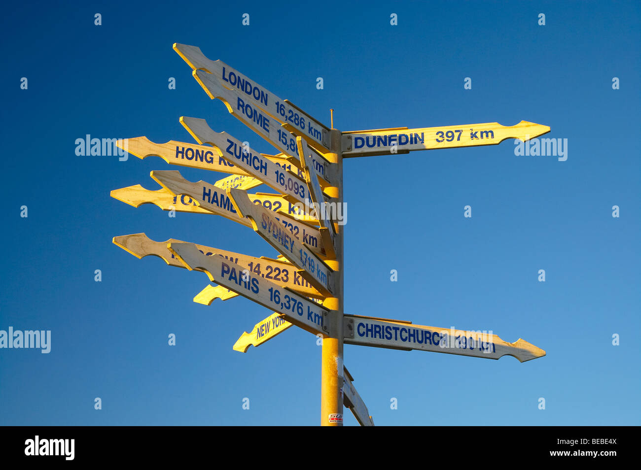 La distanza e la direzione di segno, Cape Foulwind, vicino a Westport, nella costa occidentale dell'Isola del Sud, Nuova Zelanda Foto Stock