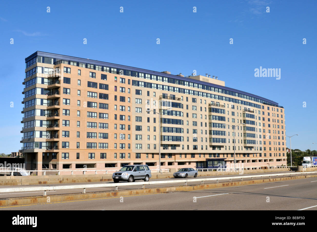 Nuovo grande appartamento moderno edificio vicino alla autostrada su un cielo blu chiaro giorno a Quincy, Massachusetts Foto Stock
