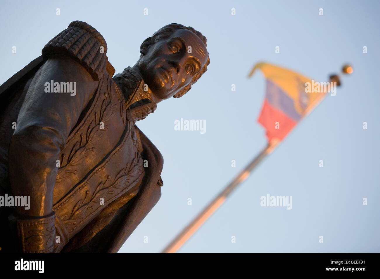 Basso angolo vista di una statua di Simon Bolivar Foto Stock