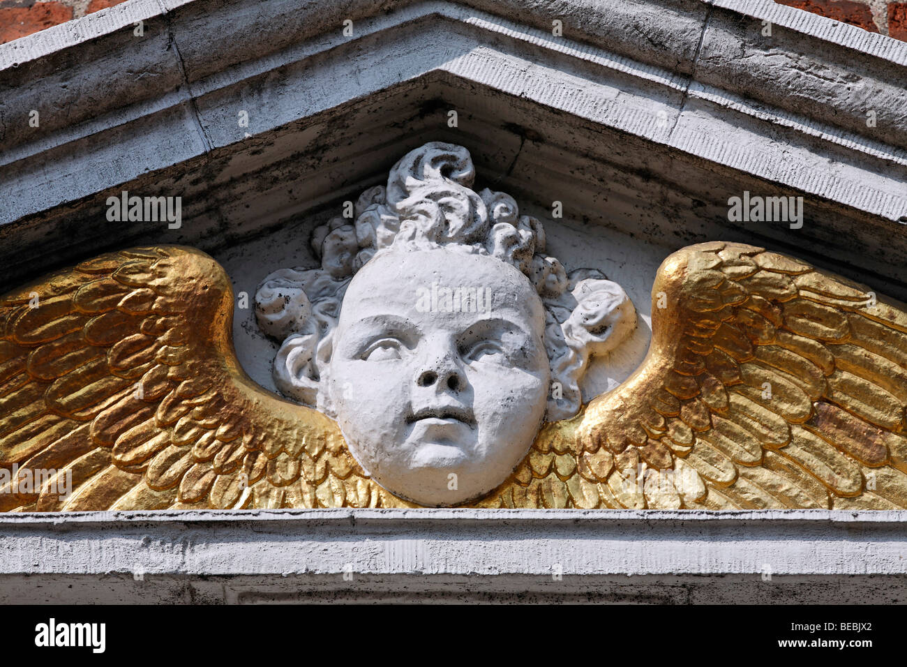 Angelo testa con golden wings, portale rinascimentale della città di un palazzo del xvii secolo, Hoorn, provincia Olanda Settentrionale, Antille Foto Stock