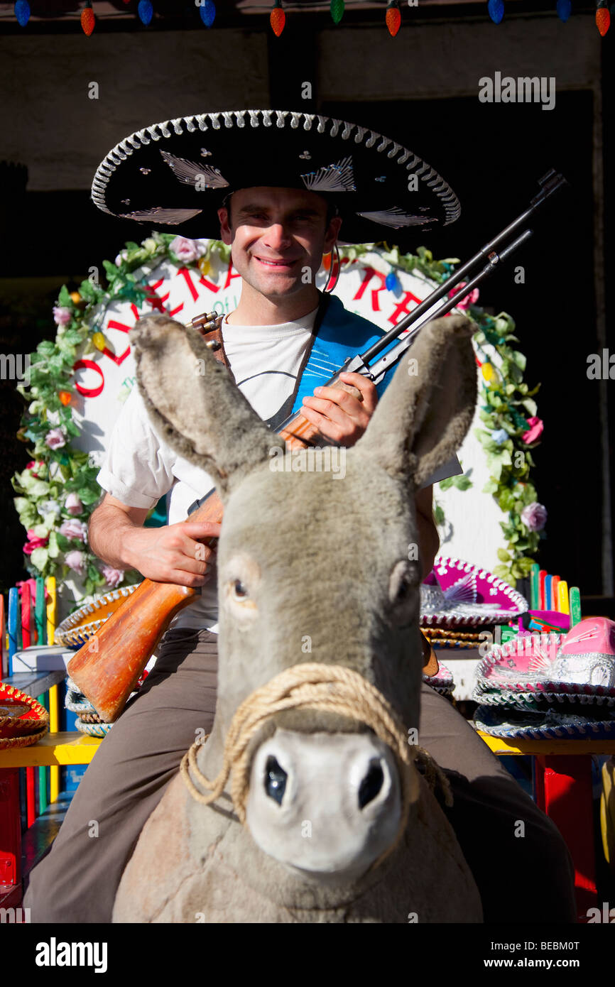 Uomo a cavallo di un asino ripiene e in possesso di una pistola, Olvera Street, Los Angeles, California, Stati Uniti d'America Foto Stock