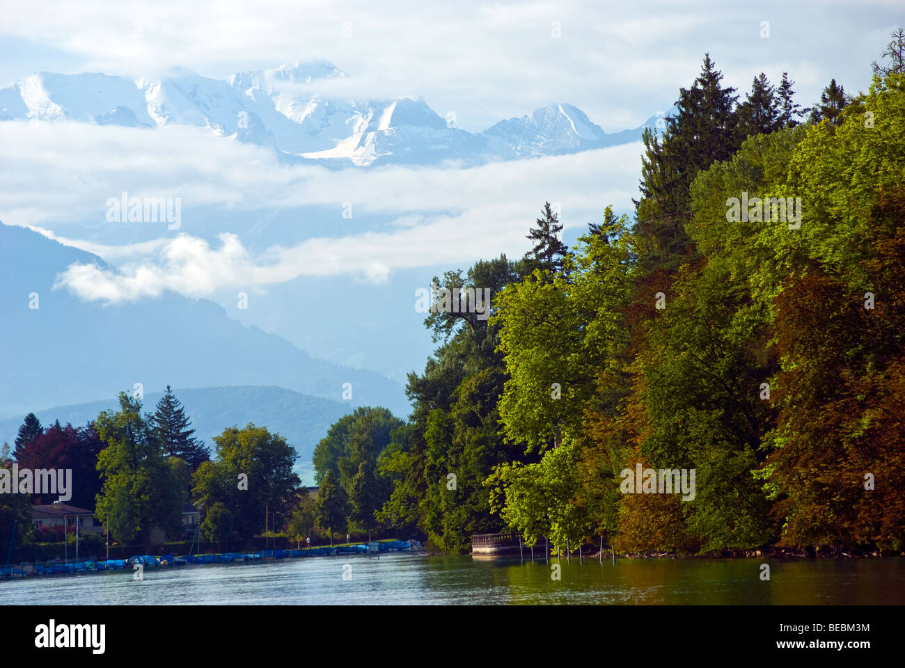 Il lago di Thun nella città svizzera di Thun. Montagne delle Alpi. Thunersee Foto Stock