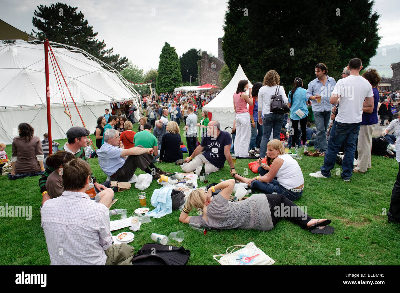 Persone rilassante nel parco del castello al 2009 Abergavenny food festival, Monmouthshire South Wales UK. Foto Stock