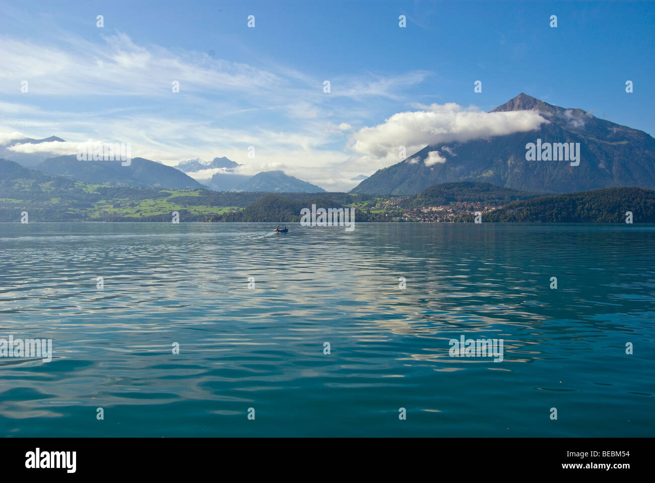 Il lago di Thun nella città svizzera di Thun. Montagne delle Alpi. Thunersee Foto Stock