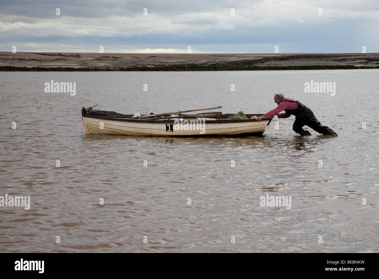 Salmone commerciale fisherman spingendo una piccola barca a monte del fiume Ribble Regno Unito Foto Stock