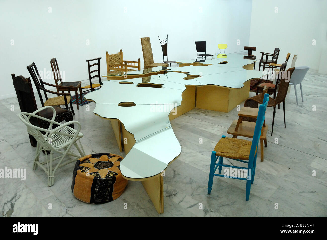 Visualizzazione dei tavoli e sedie Installazione di arte presso il Museo di Arte Moderna o il Musée d'Art Contemporain Marseille o Marsiglia Francia Foto Stock