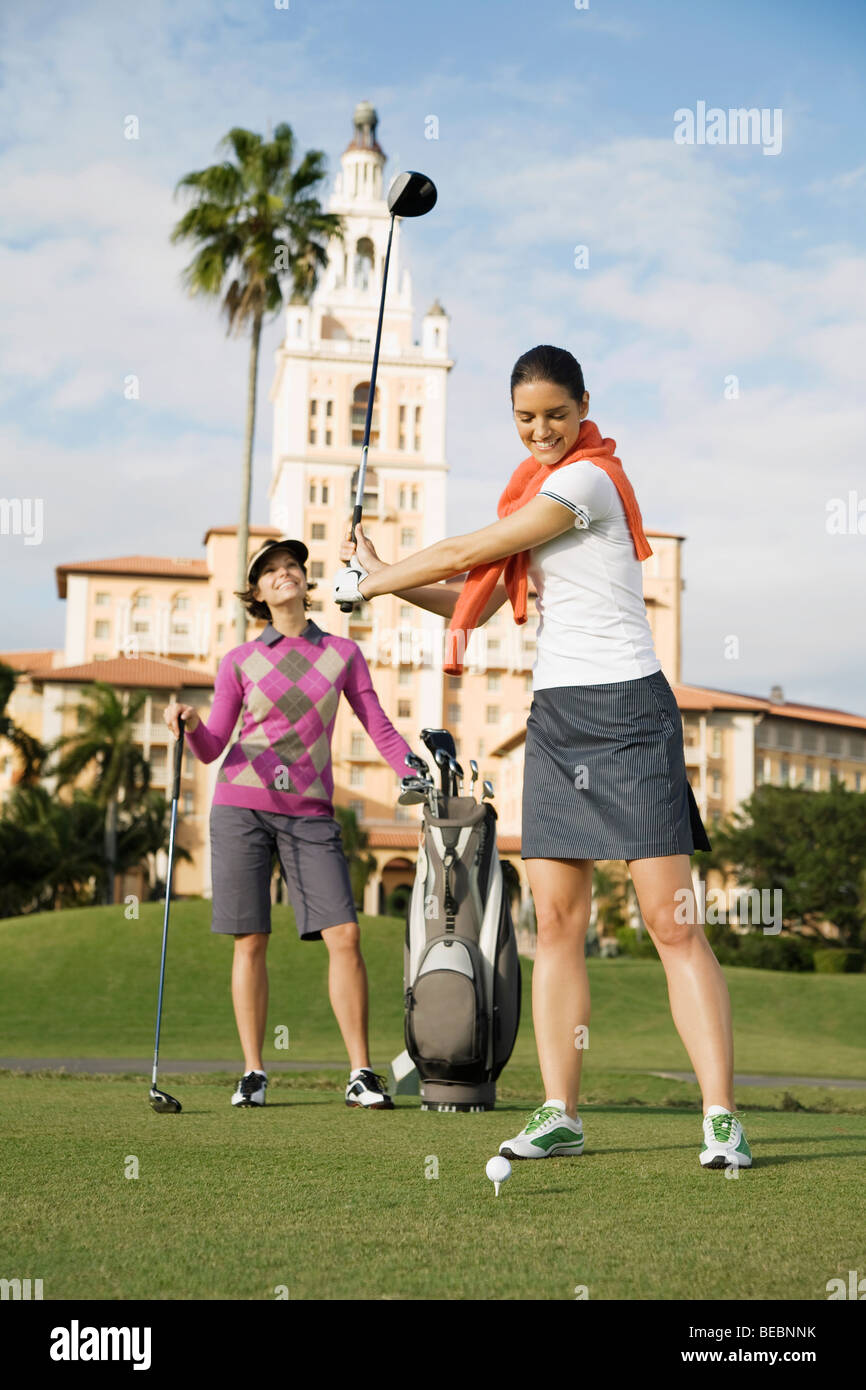 Due golfisti per giocare a golf in un campo da golf, Biltmore Golf, Biltmore Hotel Coral Gables, Florida, Stati Uniti d'America Foto Stock