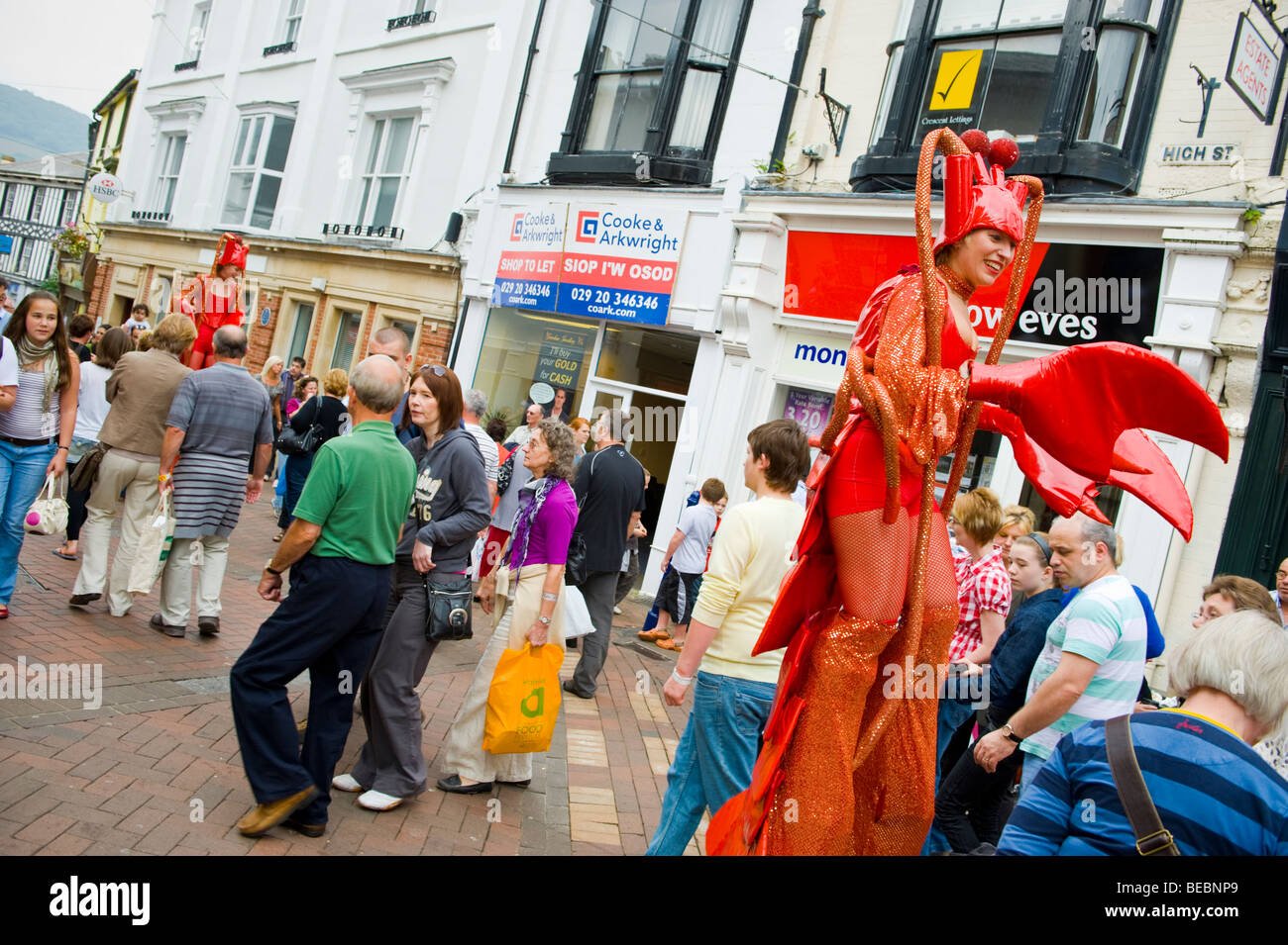 Stilt walking street performance artisti vestito come aragoste a Abergavenny Food Festival Monmouthshire South Wales UK Foto Stock