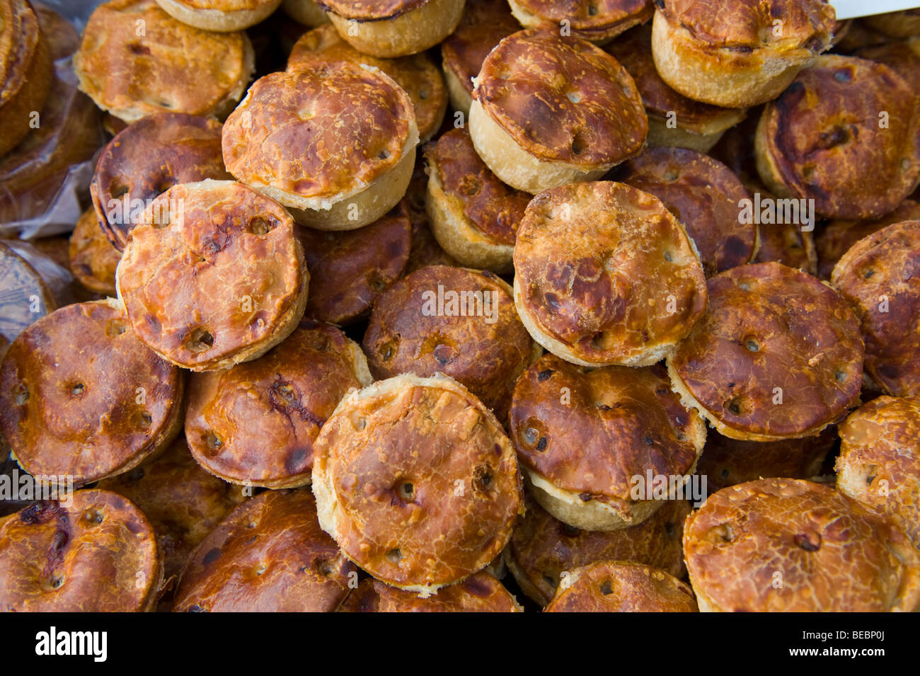 Torte di carne di maiale per la vendita a Abergavenny Food Festival Monmouthshire South Wales UK Foto Stock