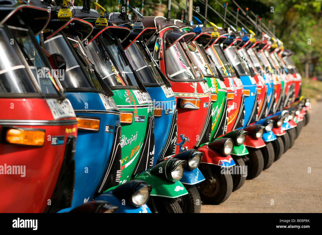 Una fila di colorati di tre ruote di tuk-tuk in Sri Lanka Foto Stock