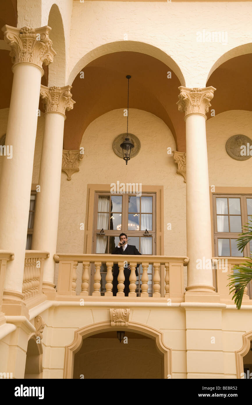 Imprenditore parlando su un walkie-talkie, Biltmore Hotel Coral Gables, Florida, Stati Uniti d'America Foto Stock