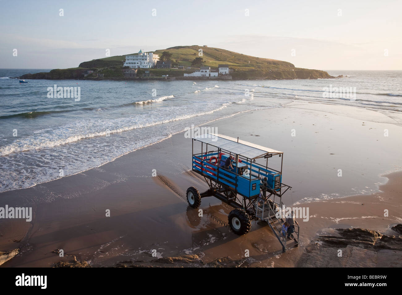 Il mare il trattore a Burgh isola riportando i passeggeri attraverso la marea causeway, South Devon Foto Stock