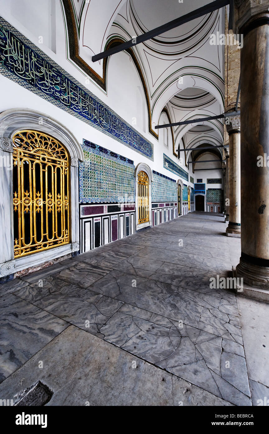 Chiostri adiacenti alla circoncisione padiglione Tokapi Palace a Istanbul Foto Stock