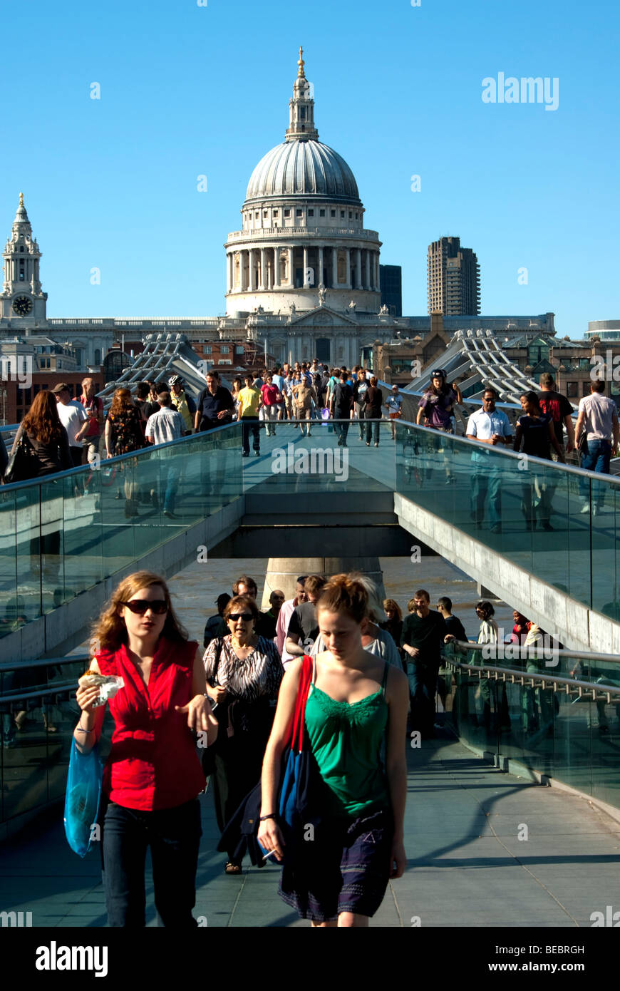 Regno Unito, Inghilterra, Londra, la cattedrale di St Paul e Millenium Bridge 2009 Foto Stock
