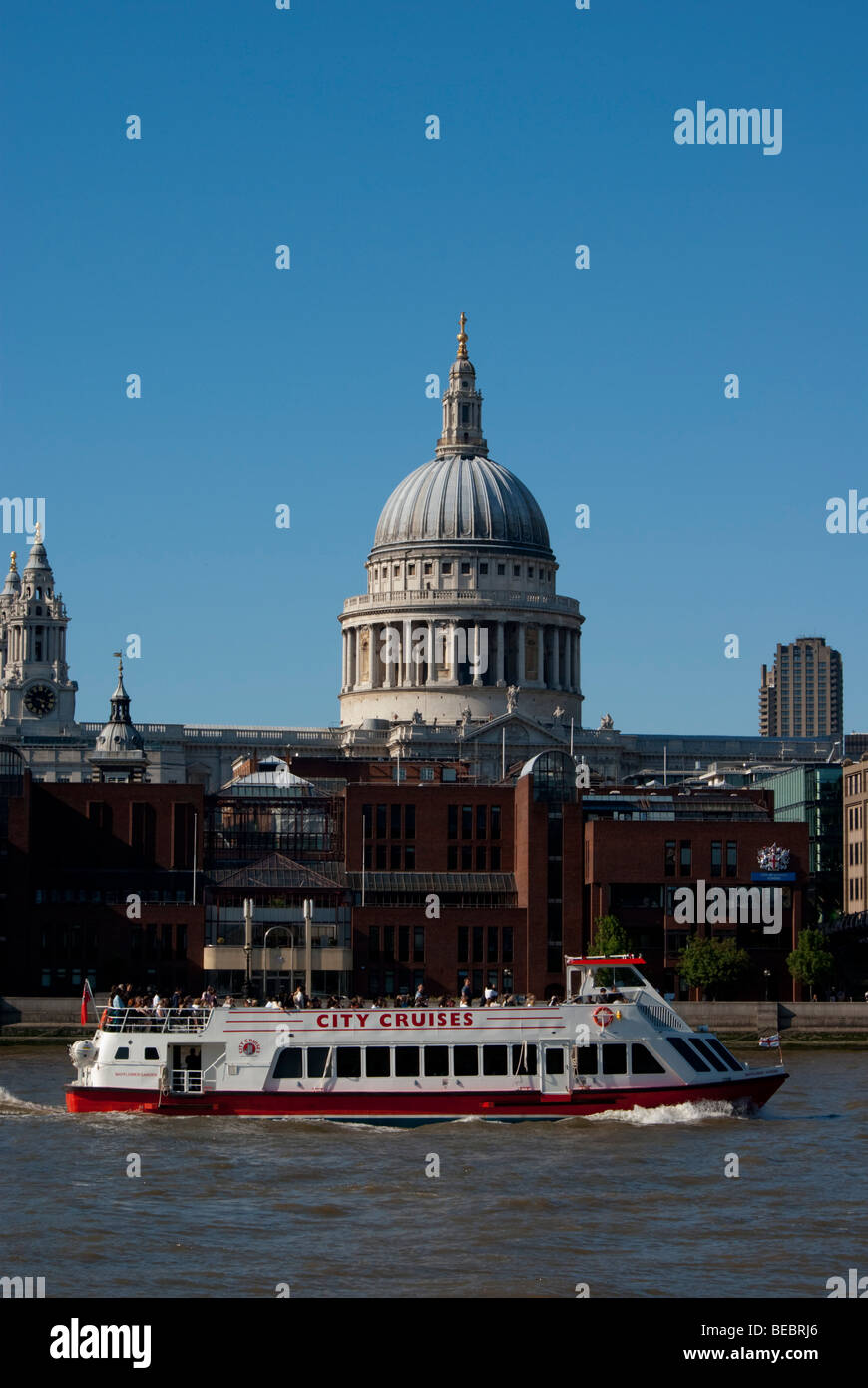 Regno Unito, Inghilterra, Londra, la cattedrale di St Paul e barca 2009 Foto Stock