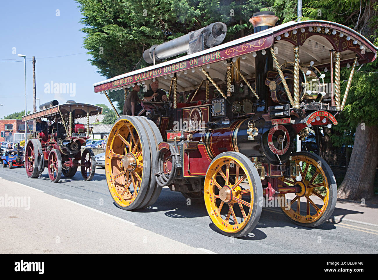 Motori a vapore in strada a Abergavenny fiera vapore Wales UK Foto Stock