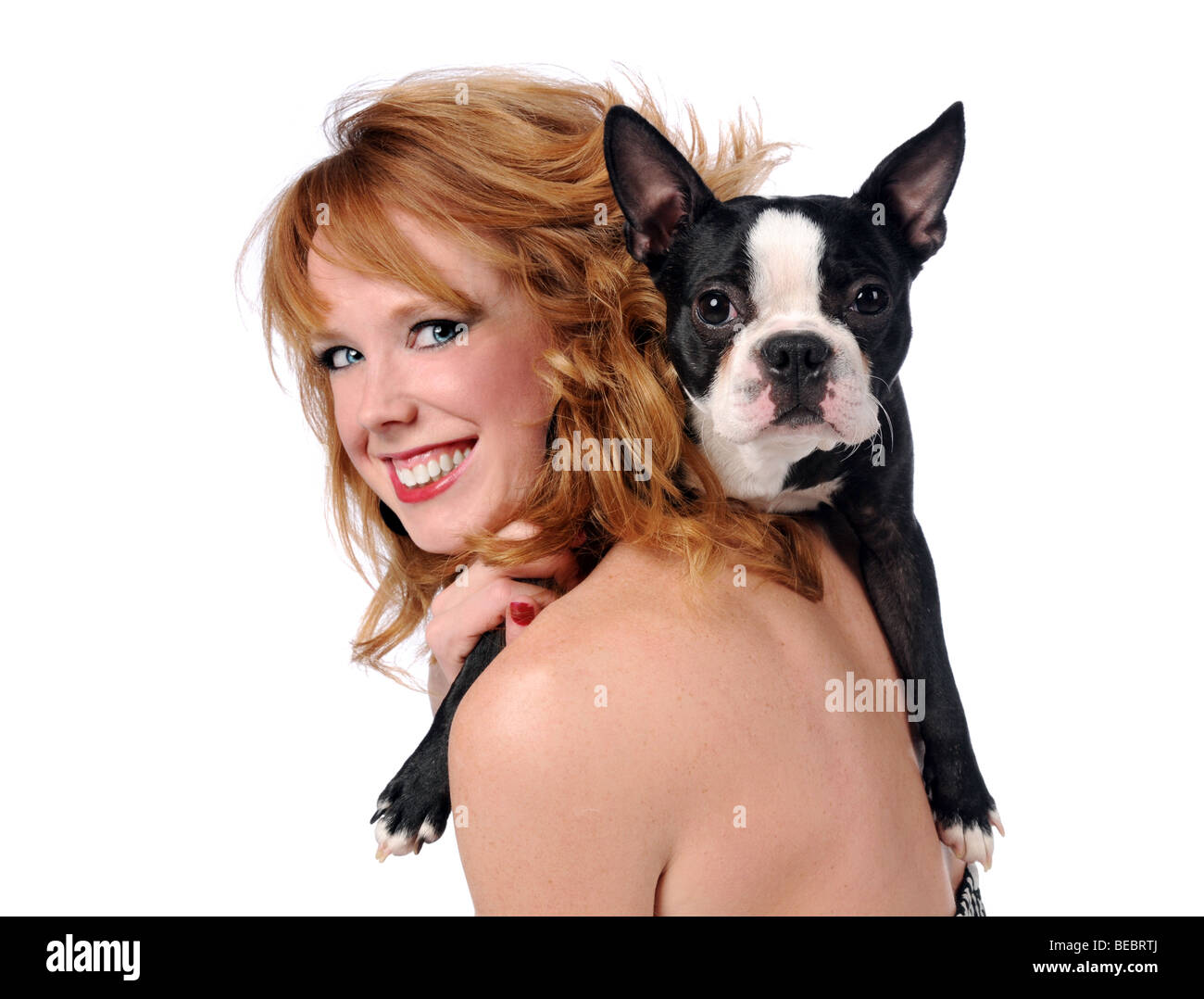 Giovane donna sorridente con Boston Terrier sullo spallamento isolato bianco su sfondo bianco Foto Stock