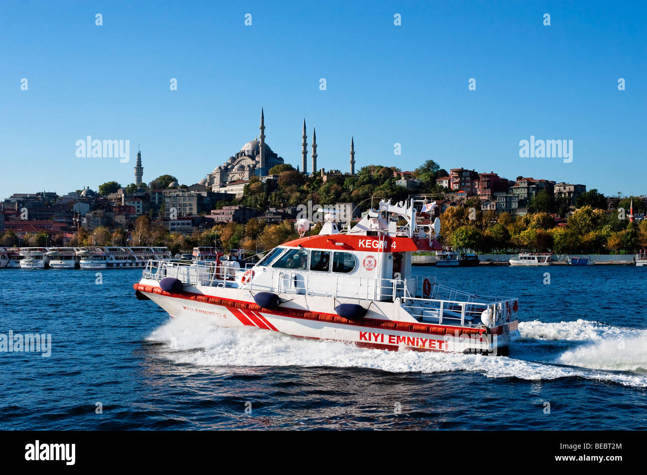 Direzione turco di sicurezza costiera battello di emergenza veloce sul Golden Horn sezione del Bosforo Foto Stock