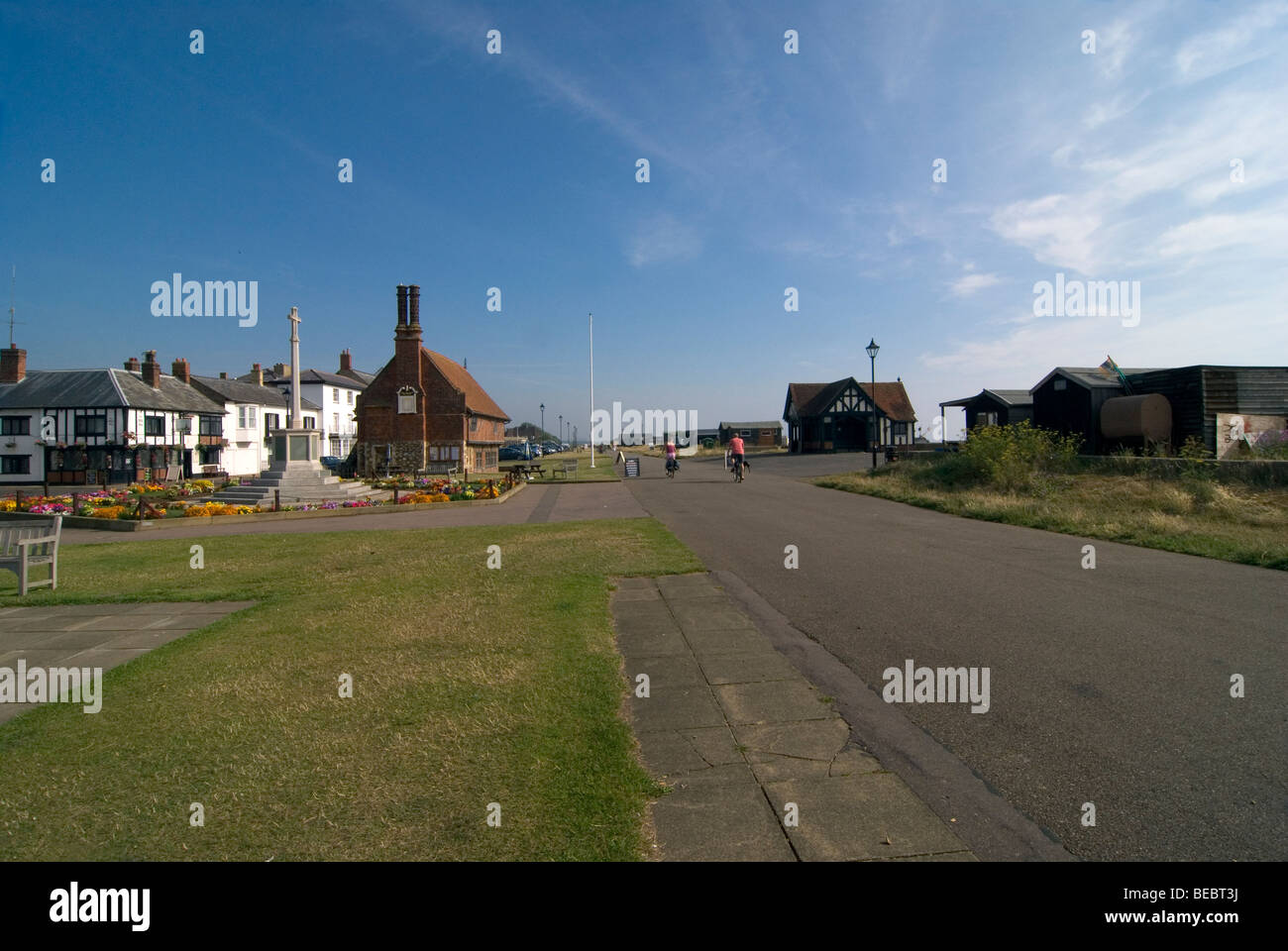 Vista del paesaggio di Aldeburgh discutibile Hall e la croce di mercato di fronte ad esso. Foto Stock
