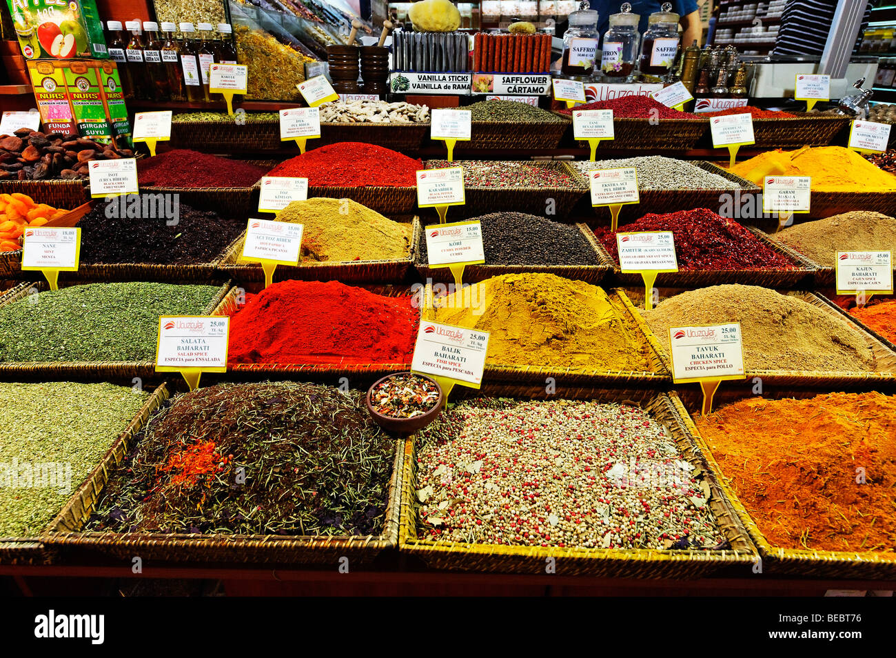 Colorate spezie sul display al Grand Bazaar di Istanbul Foto Stock