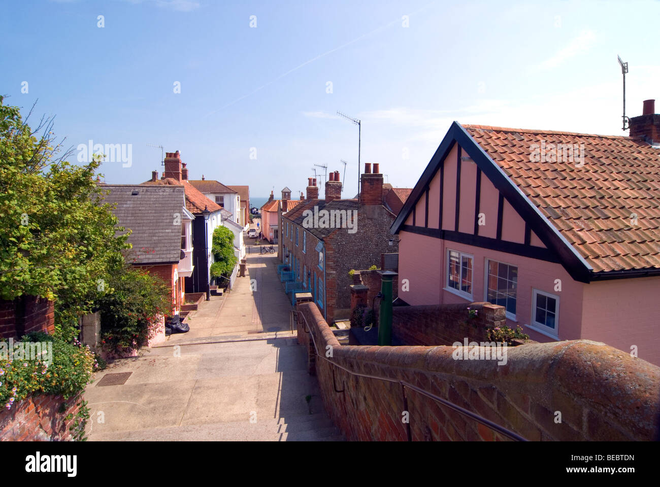 Città passi che conducono verso il mare in Aldeburgh in una bella giornata di sole con cielo blu Foto Stock