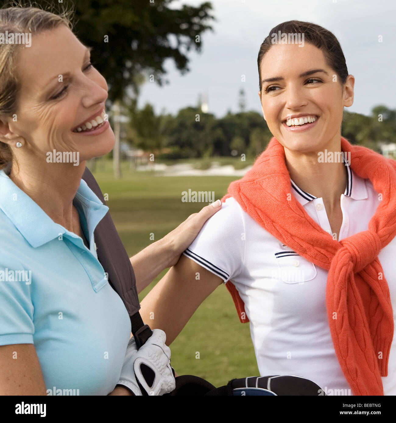 Due golfisti in piedi in un campo da golf e sorridente, Biltmore Golf, Coral Gables, Florida, Stati Uniti d'America Foto Stock