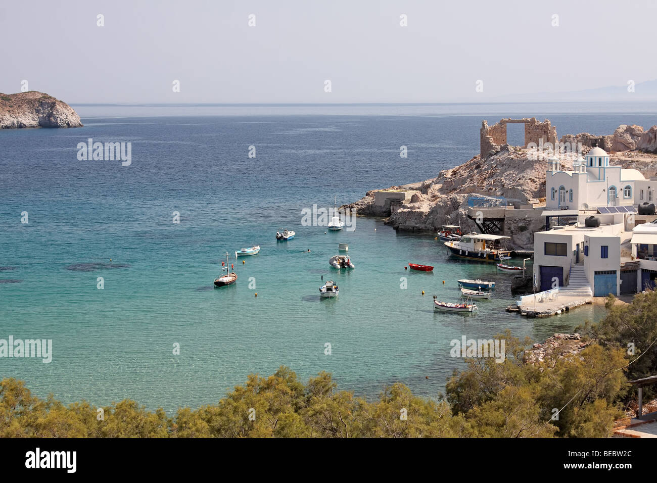 Il piccolo e pittoresco villaggio e porto di Firopotamos, isola di Milos, Grecia Foto Stock