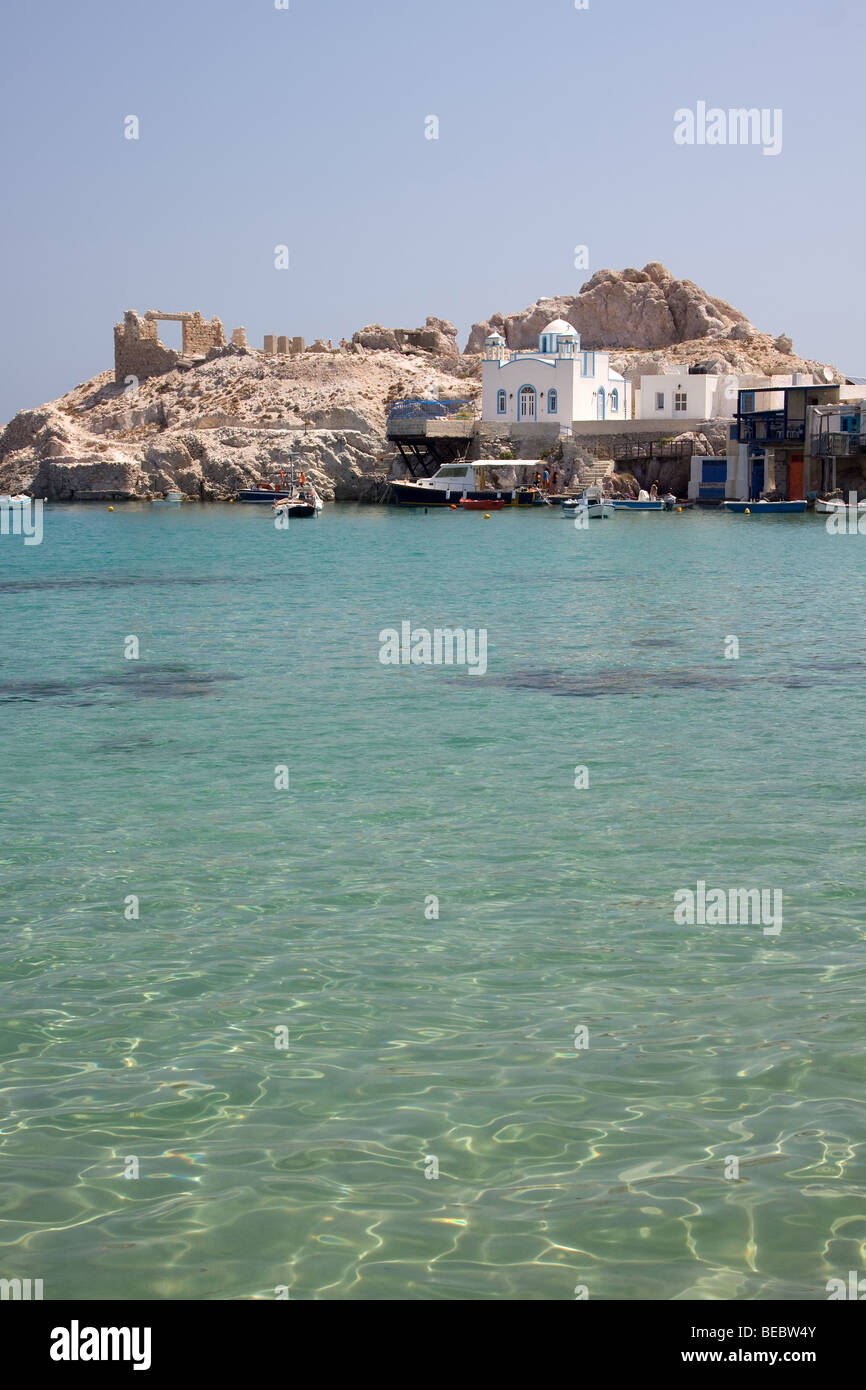 Il piccolo e pittoresco villaggio e porto di Firopotamos, isola di Milos, Grecia Foto Stock