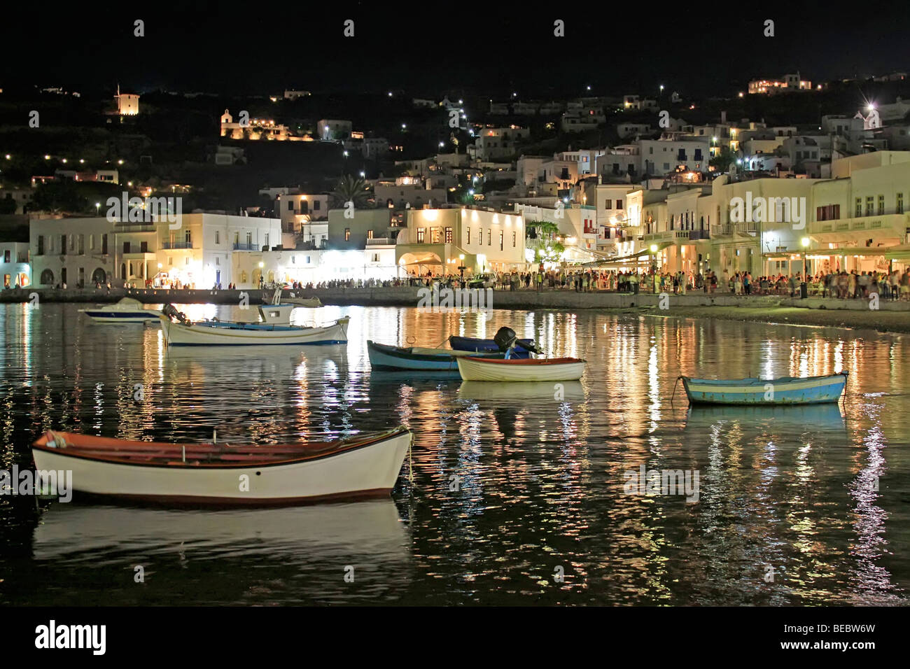 Una vista della intensa estate vecchio porto di Mykonos Island, Grecia Foto Stock