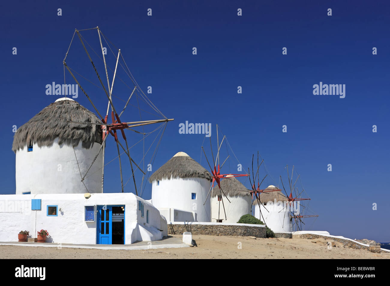 La fila di mulini a vento inferiore nell'isola di Mykonos, Grecia Foto Stock