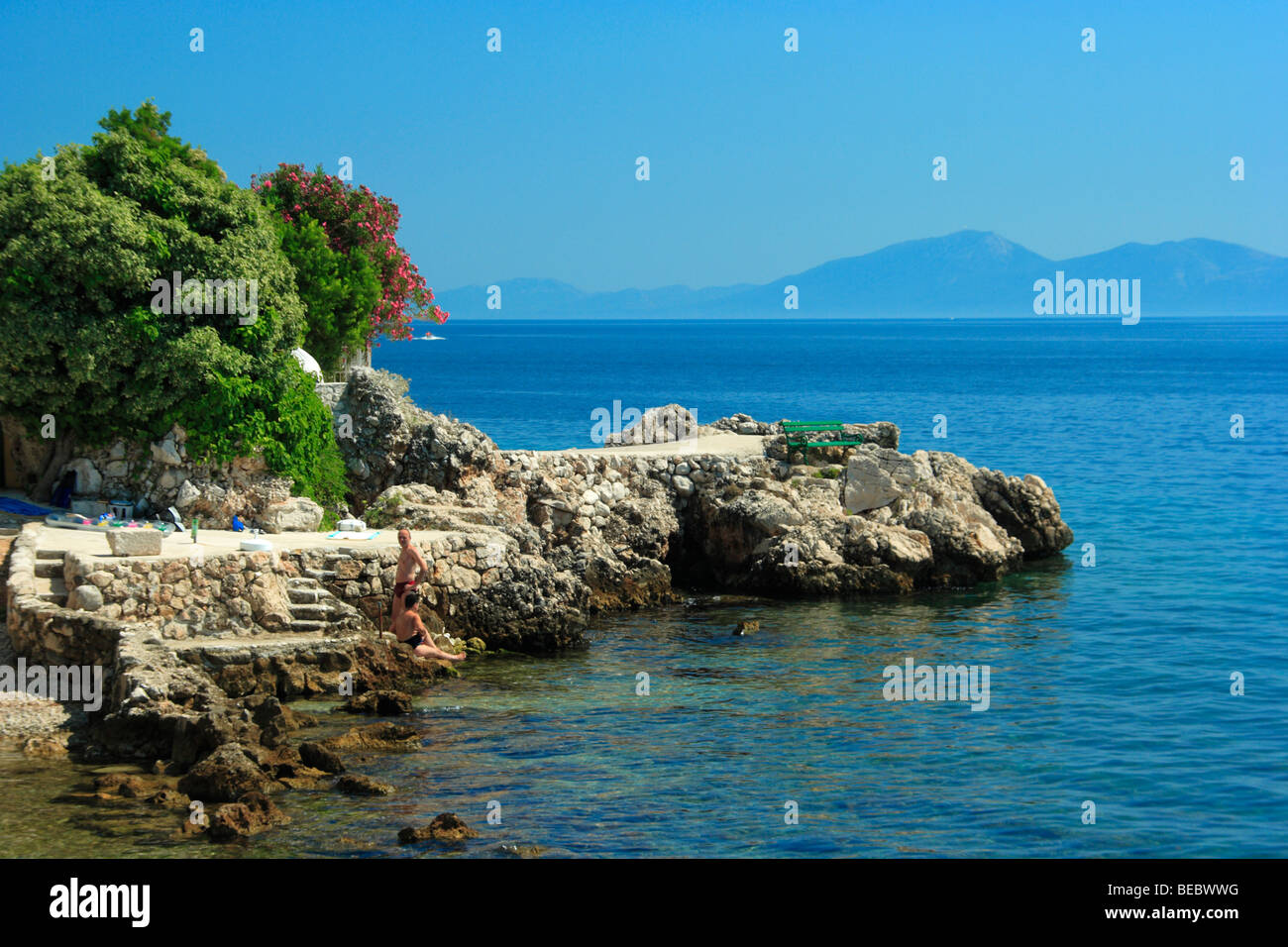 I turisti sulle rive del Mare Adriatico, Zivogosce Mala Duba village, Croazia Foto Stock
