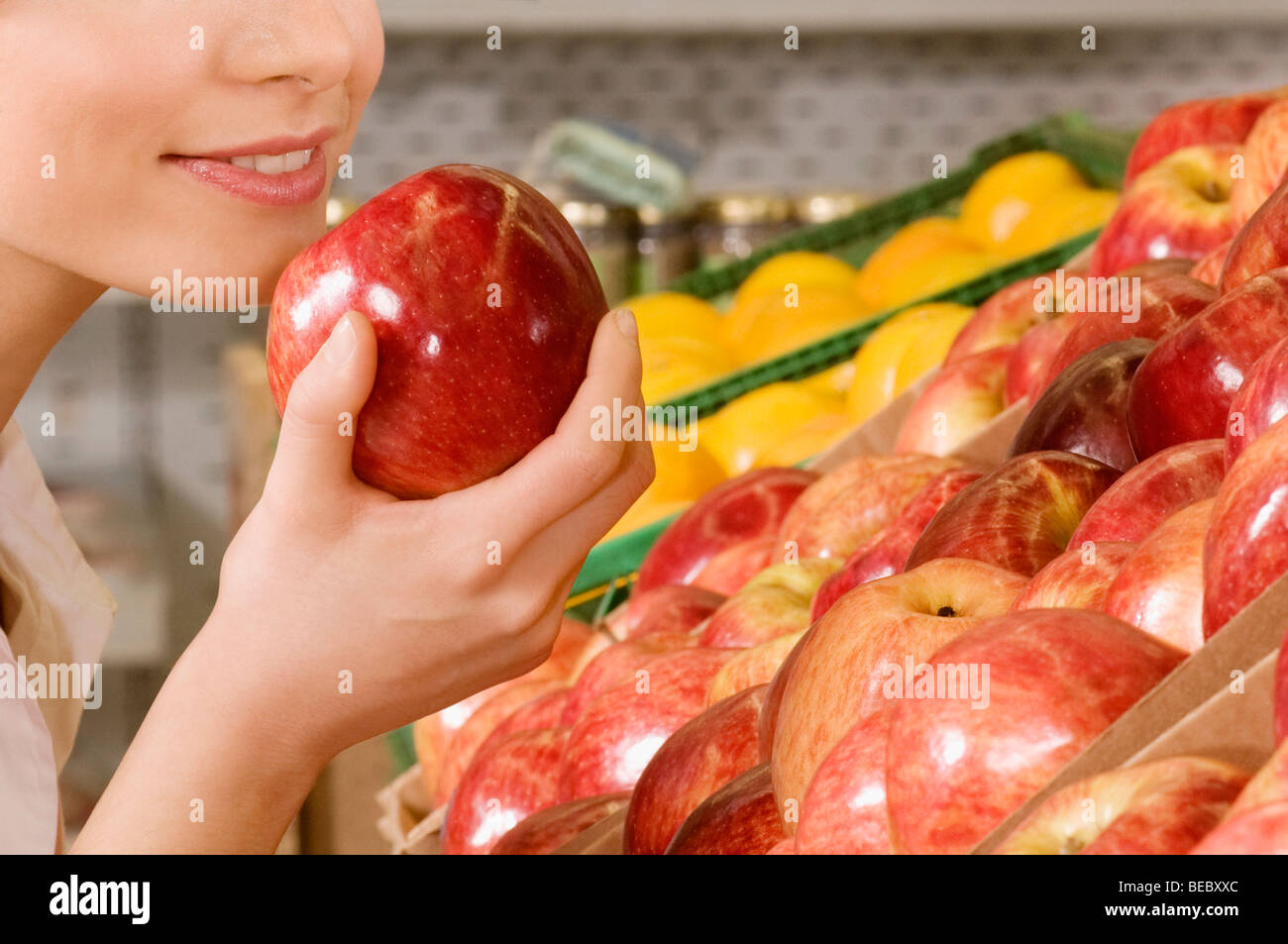 Donna acquisto di mele in un supermercato Foto Stock