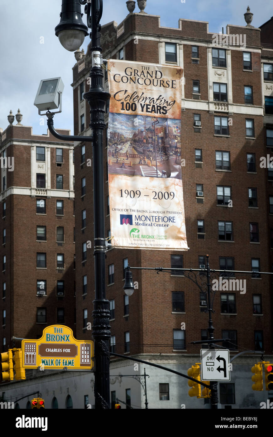 Banner sulla Grand Concourse in New York borough del Bronx promuove il turismo Foto Stock