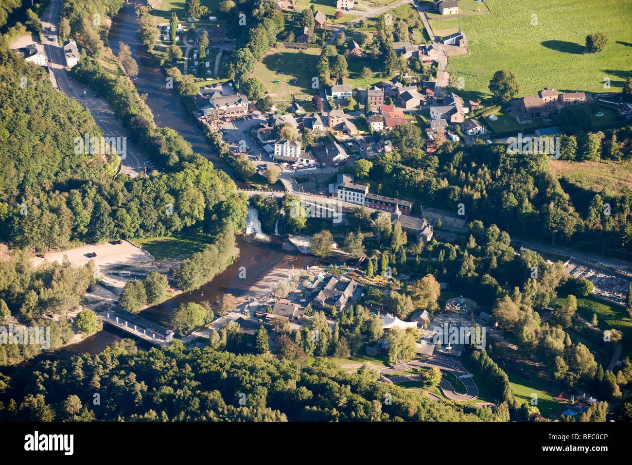 Vista aerea : Villaggio e parco dei divertimenti lungo un fiume Foto Stock